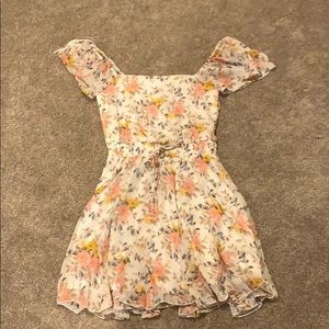 NWOT Adorable floral off the shoulder dress🌸